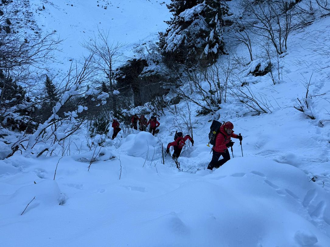 Romanian mountain rescuers continue search for missing British teen