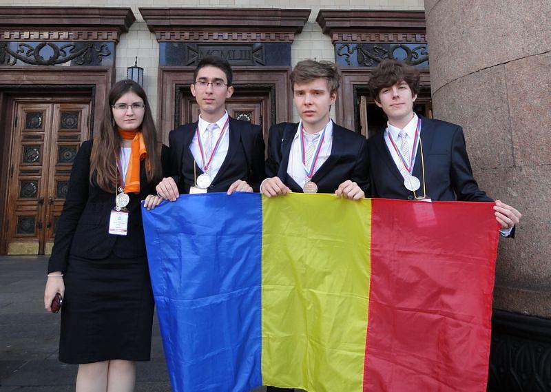 Echipa României primește medalii de argint și bronz de la Concursul Internațional de Chimie de la Moscova