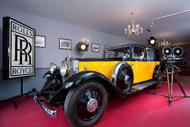 Bogatul român Ion Țiriac prezintă o colecție mare de mașini personale rare
