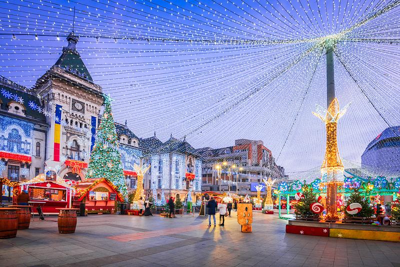 Southern Romania: Craiova prepares decorations for its famous Christmas fair
