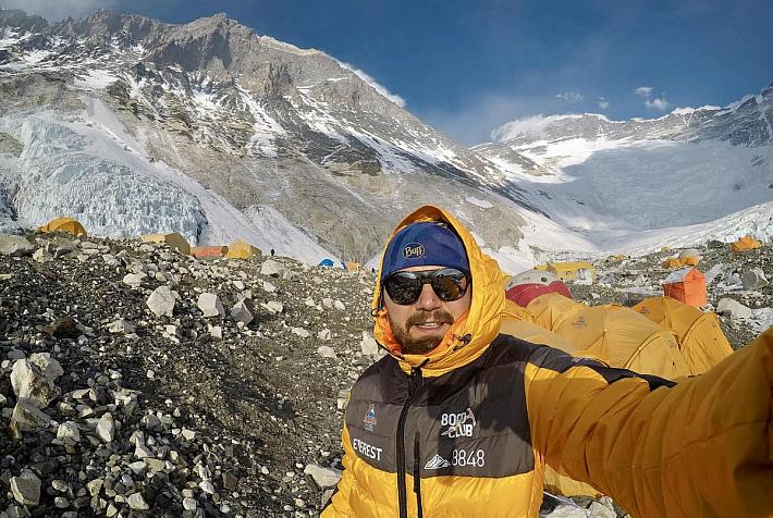 Romanian Adrian Ahriţculesei climbs Everest